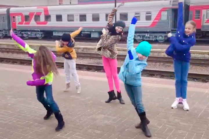 "Бабки Ежки" на перроне))