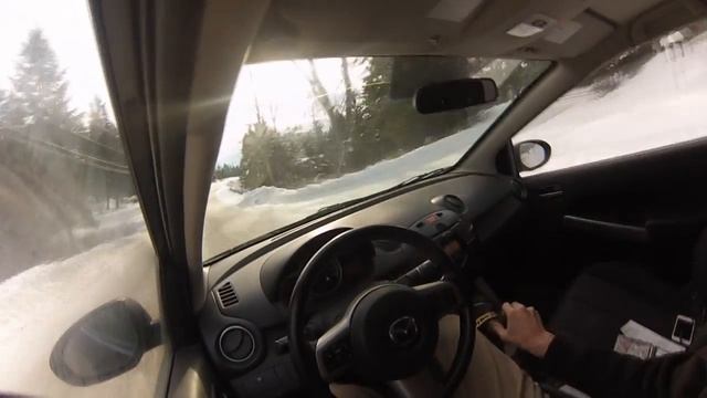 Mazda 2 Downhill Route Snow. смотреть онлайн