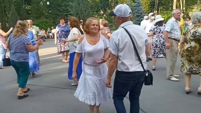 Ты мой букет рябины? Счастливые минуты в парке Горького ?Харьков 2021 смотреть онлайн