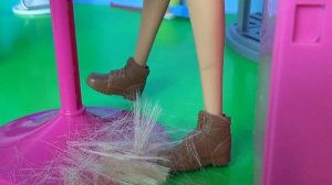 МУЛЬТИК БАРБИ! ЧТО ВЫ НАДЕЛАЛИ, Я МАМЕ ПОЗВОНЮ! Барби в парикмахерской мультик с куклами