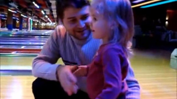 Боулинг. Игра в боулинг для детей. Kid play bowling.