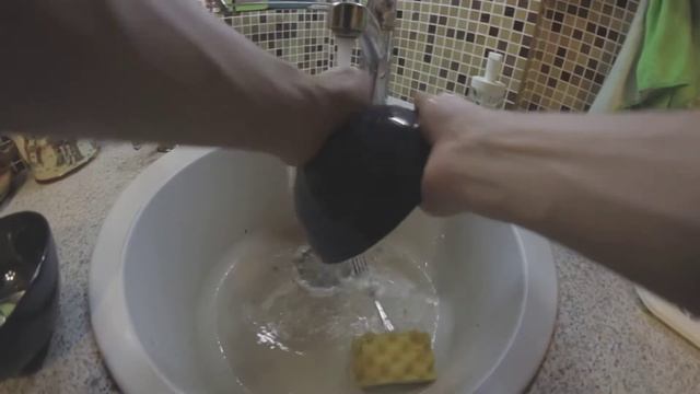 Как правильно мыть воду грязной посудой. смотреть онлайн