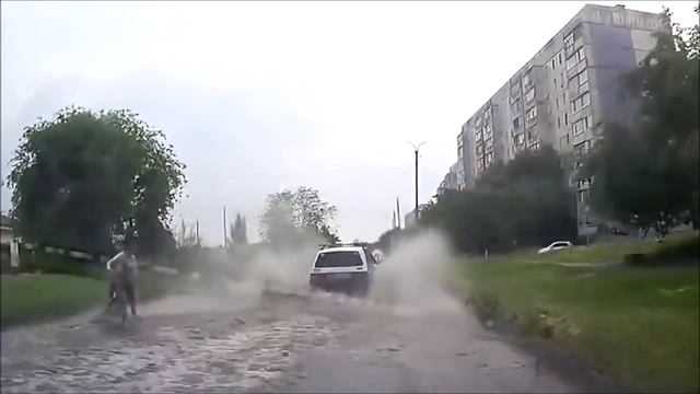 Автохам обрызгал велосипедистов смотреть онлайн