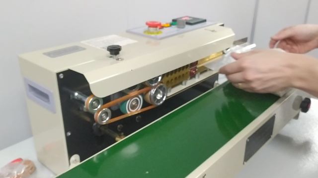 Роликовый конвейерный запайщик пакетов FR-770 смотреть онлайн