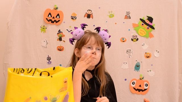Halloween.Сладость или гадость.Пробуем страшные и милые угощения.Макияж летучей мыши. смотреть онлайн