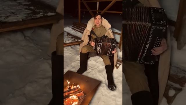 Потрясающее пение и игра на баяне! смотреть онлайн