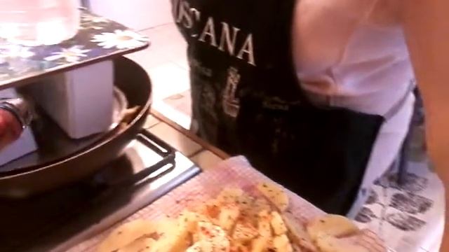 Цыпленок табака с жареной картошкой по-деревенскиZOE MIR Кухня на глаз смотреть онлайн