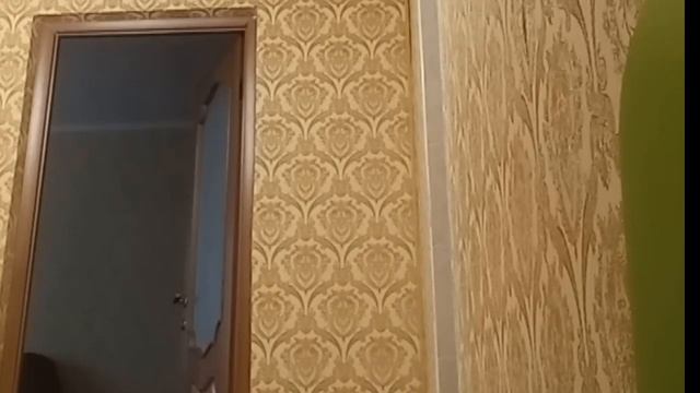 у мужика руки круки и он даже не может коробку з бомбой донести