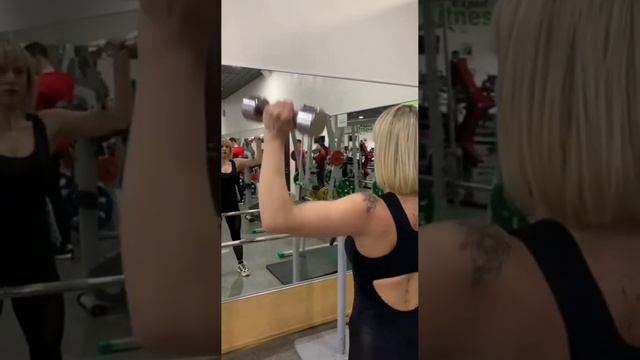 Малозаметные ошибки, снижающие отдачу в жимах с гантелями стоя (сидя) смотреть онлайн