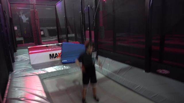 EINBRECHEN im TRAMPOLINPARK um 3 Uhr Nachts ? | Flyhaus смотреть онлайн