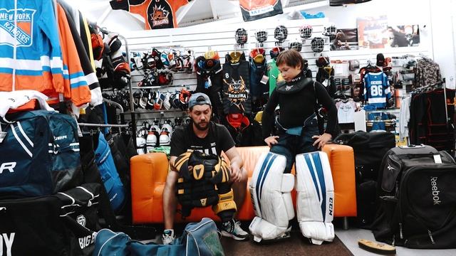 КАК ПРАВИЛЬНО НАДЕВАТЬ ВРАТАРСКУЮ ХОККЕЙНУЮ ФОРМУ смотреть онлайн