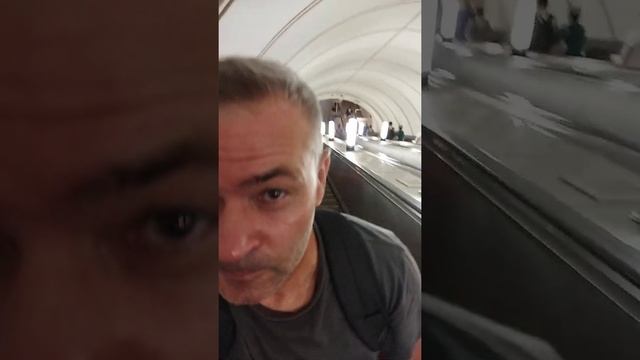 Станция метро Курская выход к Курскому вокзалу. Москва, Россия. смотреть онлайн