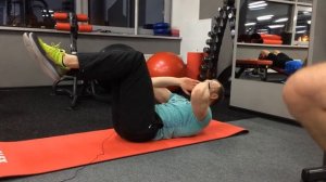 Скручивания на полу лежа для тренировки верхней части мышц пресса. Правильная техника выполнения