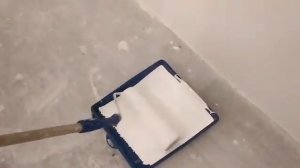 Покраска потолка водоэмульсионной краской своими руками  – снято на видео