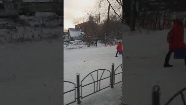 Подумал что у девушки в мороз пирсинг в носу..оказалось что сопли