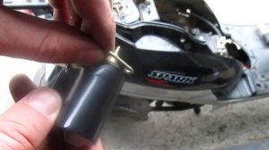 Скутер плохо заводится на холодную, при добавлении газа глохнет.