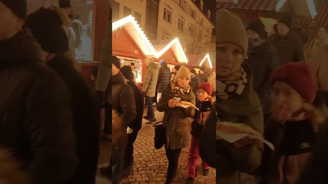 Люди 2050 годов, как вам наша одежда в 2023-24? смотреть онлайн