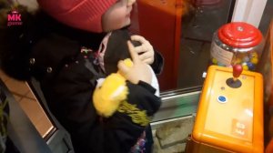 ВЫТАСКИВАЕМ ИГРУШКИ ИЗ АВТОМАТА ХВАТАЙКА. ХОРОШИЙ УЛОВ ПОЛУЧИЛСЯ?
