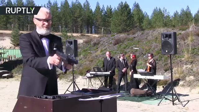 Глава Федерации практической стрельбы исполнил Мурку на пистолетах смотреть онлайн