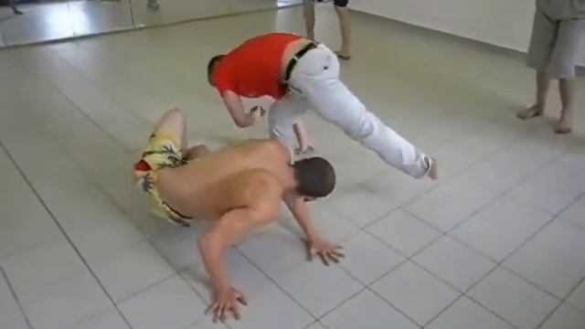 занятие по капоэйре Ангола для начинающих.wmv смотреть онлайн