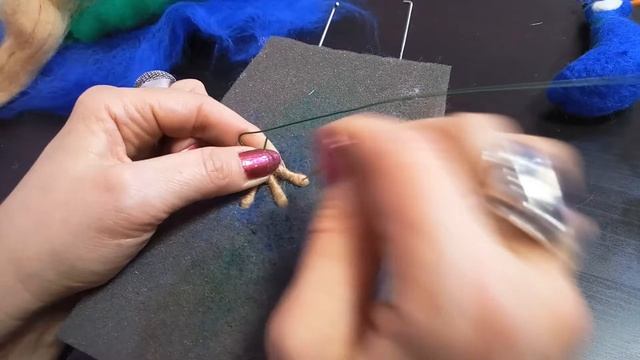 Павлин, сухое валяние с атласными лентами Peacock dry felting with ribbons and lasnami смотреть онлайн