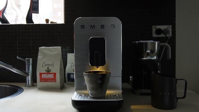 Let's make coffee using the SMEG bean to cup coffee machine #smeg #coffee #coffeemachine #homecoffe смотреть онлайн
