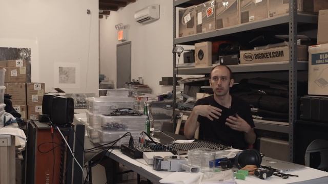Tristan Perich Explains His Experimental 'Circuit Board' LP смотреть онлайн