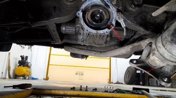 Рено дастер, горит пила, не включается полный привод.  Ремонт.