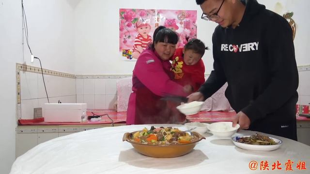 【陕北霞姐】172元4斤牛肉，霞姐教你陕北“烩牛肉”，炖的软软的，最适合降温吃！ смотреть онлайн