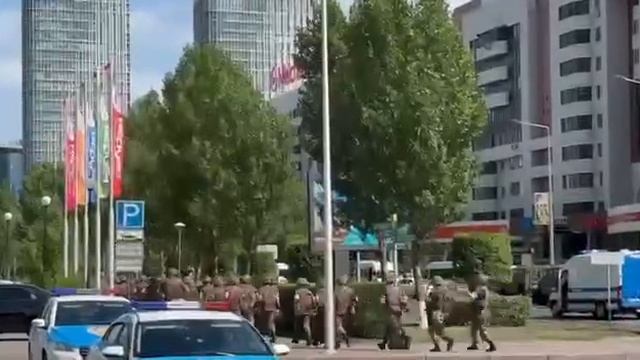 [ Альбом ]
❗️Казахстанский Робин Гуд захватил банк и потребовал перевести все деньги малоимущим и де смотреть онлайн