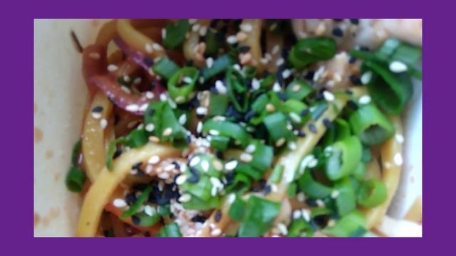 Пробуем китайскую еду. Салат и пшеничная лапша и зелёный чай в белом тканевом мешочке. смотреть онлайн