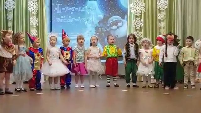 Утренник у нашей Ульянушки!!! Мама самое красивое платье пошила!! смотреть онлайн