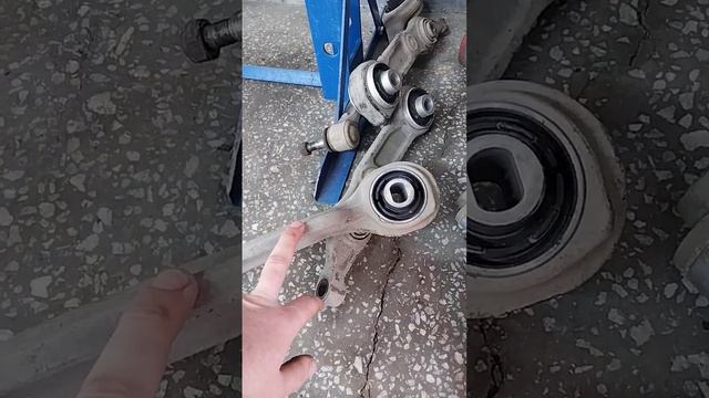MERCEDES W211 Замена сайленблоков нижних рычагов тормозных шлангов и плавающих задних сайленблоков.
