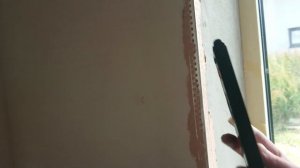 Делаем откосы ставим уголки на углы окна