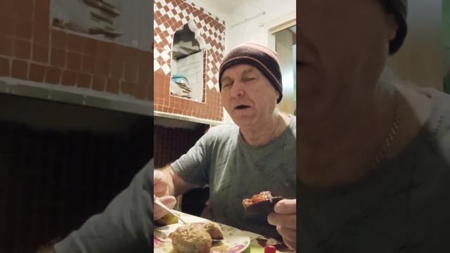 На вечер соус Азиатский чили две котлеты пол шаурмы и огурчик.