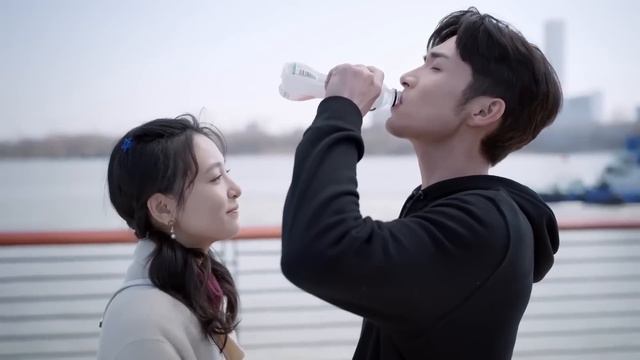 男主在女友嘴里吸取口香糖被小伙伴们围观，这画面甜蜜得无法看 🧁 Chinese Television Dramas 张彬彬 吴倩 смотреть онлайн