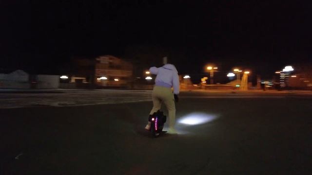 Катя учится кататься на моноколесе. Обучение на зоне отдыха, спорткомплекс Абакан смотреть онлайн