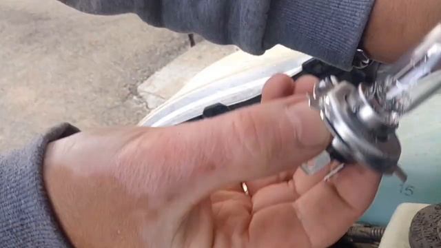 Toyota Prius: Замена лампы ближний и дальний свет/Не очень простое занятие смотреть онлайн