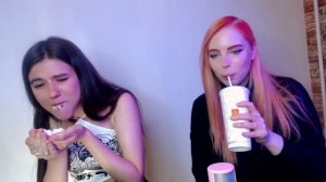 ocumi и mollyredwolf СТРИМЕРШИ ЗАСОВЫВАЮТ В РОТ ОЧЕНЬ МНОГО БЕЛЫХ ЗЕФИРОК