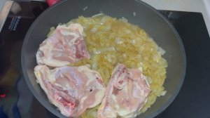Как приготовить куриные бедрышки на луковой подложке!/How to cook chicken thighs on an onion base!