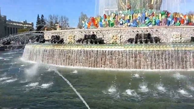 Мальчишки гуляют на ВДНХ, любуются фонтанами и играют на детской площадке. смотреть онлайн