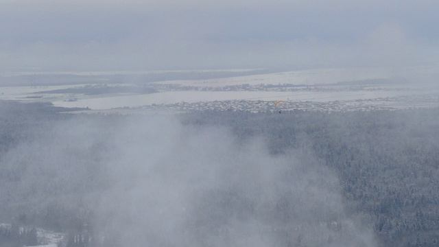 БПЛА следит за парапланеристом в облаках . Полёты на параплане видео смотреть онлайн