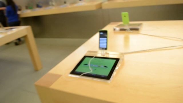 104. Жизнь в США - Сколько стоит iPhone 5С и iPhone 5S в Америке, цены - Гуляем по Millenia Mall смотреть онлайн