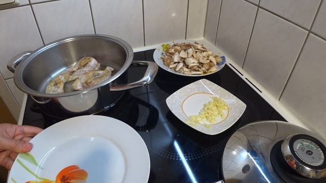 Куриная грудка с грибами в сливочном соусе, получилось очень вкусно! смотреть онлайн