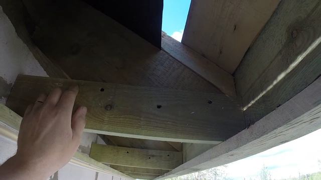 КАК СДЕЛАТЬ КРЫШУ / ПОДШИВКА СВЕСОВ КРОВЛИ СОФИТАМИ / настоящая цена крыши / часть 2 смотреть онлайн