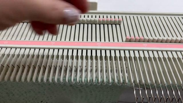 вывязывание проймы частичным вязанием на вязальной машине Вариант № 2 смотреть онлайн