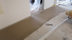 Процесс выравнивания пола плиточным клеем. Выравнивание пола под ламинат тонким слоем