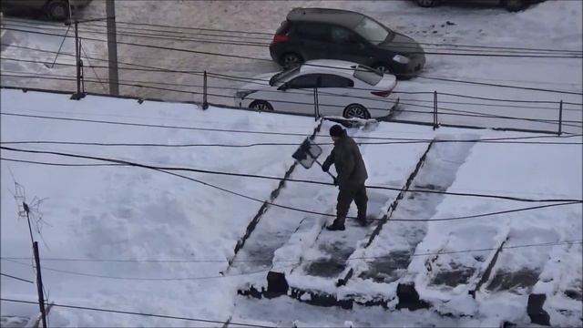 Странная уборка снега. Почему не сбрасывает вниз?! смотреть онлайн