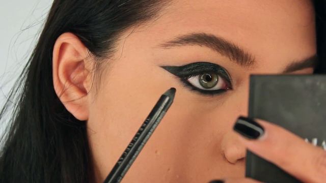 Bold Winged Liner and Freckled skin смотреть онлайн