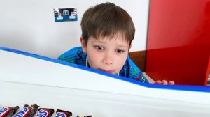 Макс и Катя следят за питанием папы